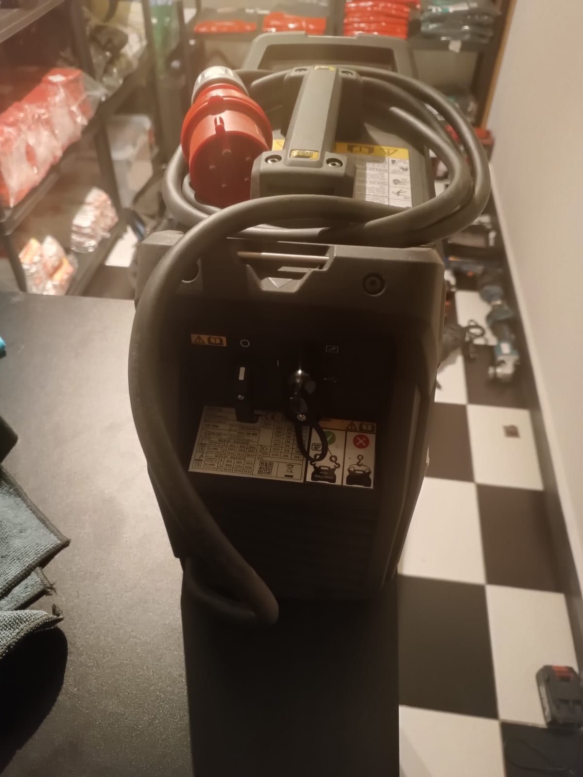 Máquina de solda ESAB 300i Nova ( na caixa )