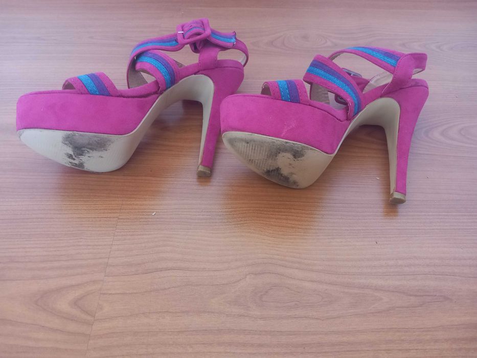 Sandálias - tamanho 38