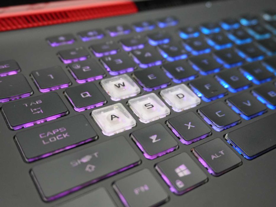 Asus ROG STRIX G513 Ryzen 7 4800H RTX3050Ti 15,6" FHD-144Hz 16GB 512GB