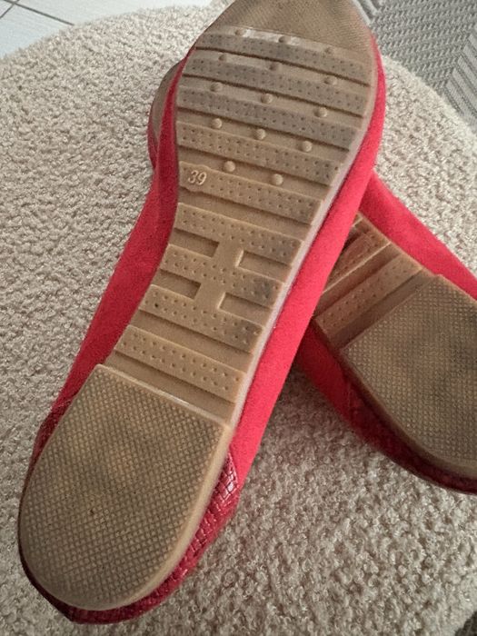 Balerinki z miękką wyściółką wewnątrz.