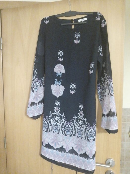 Vestido com barra florida em baixo e nas mangas