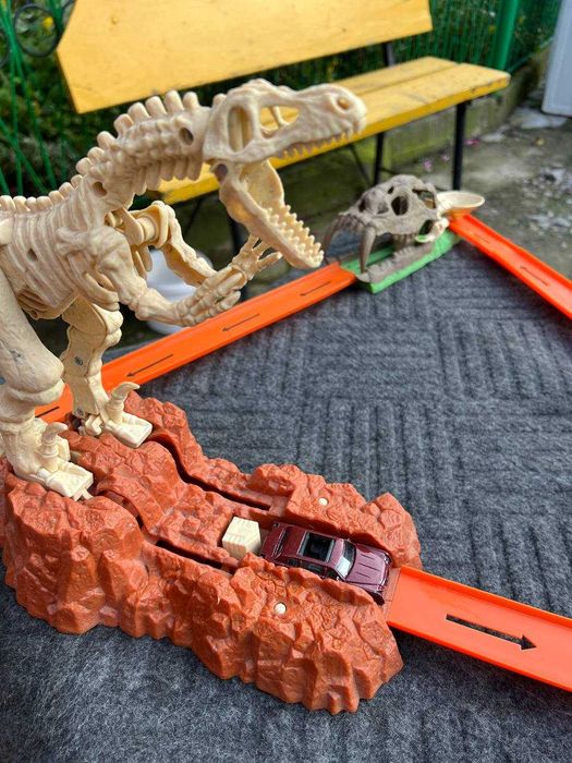 Ігровий Набір ТРЕК - Hot Wheels (Динозавр скелет) Mattel 2008 року
