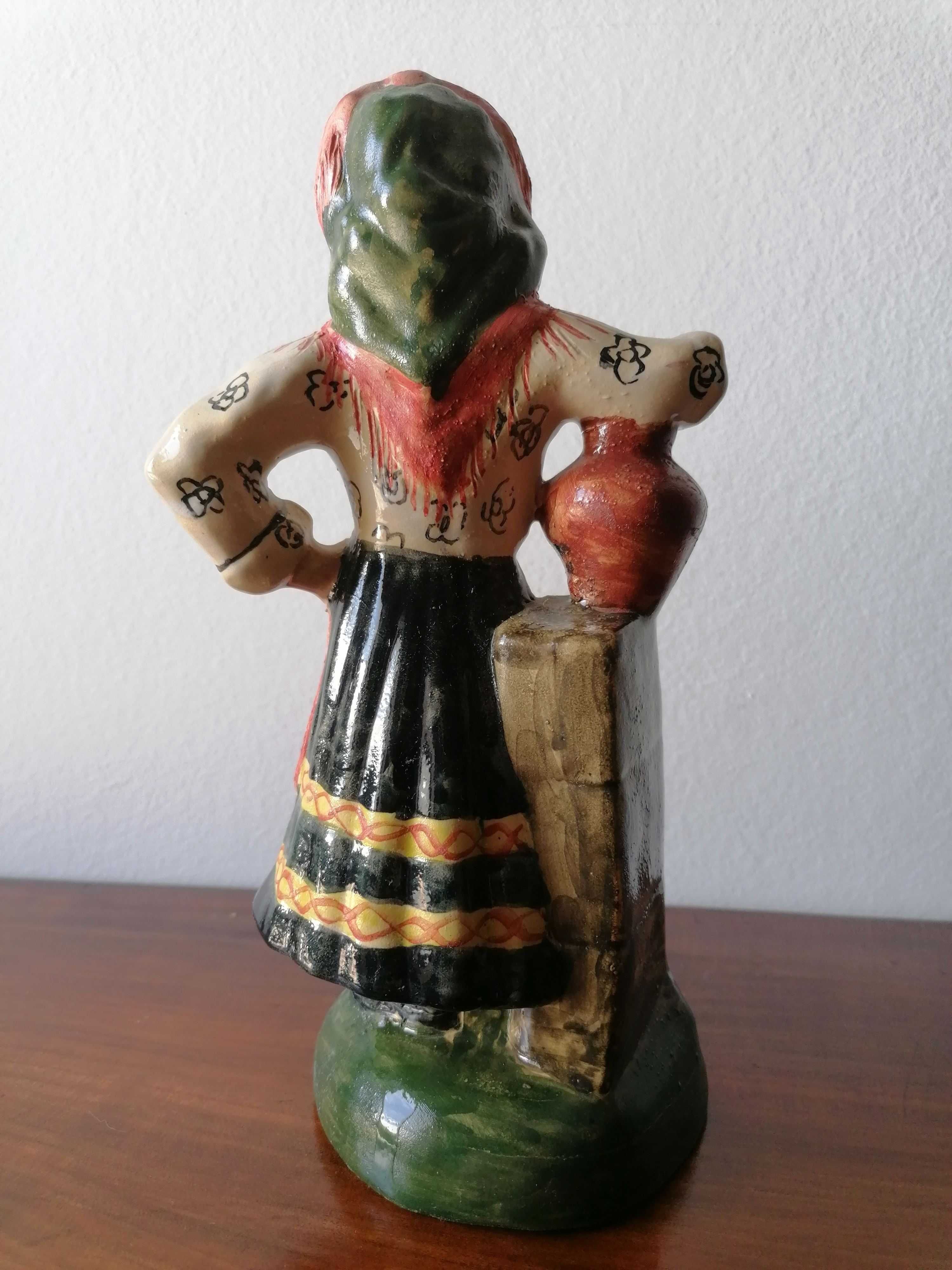 Figura cerâmica com traje regional, datada de 1994