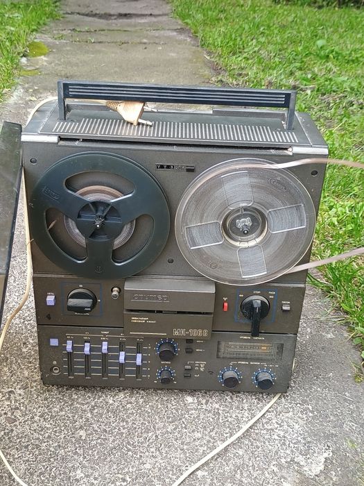 Магнітофон бабіний юпітер і чотири бабіни