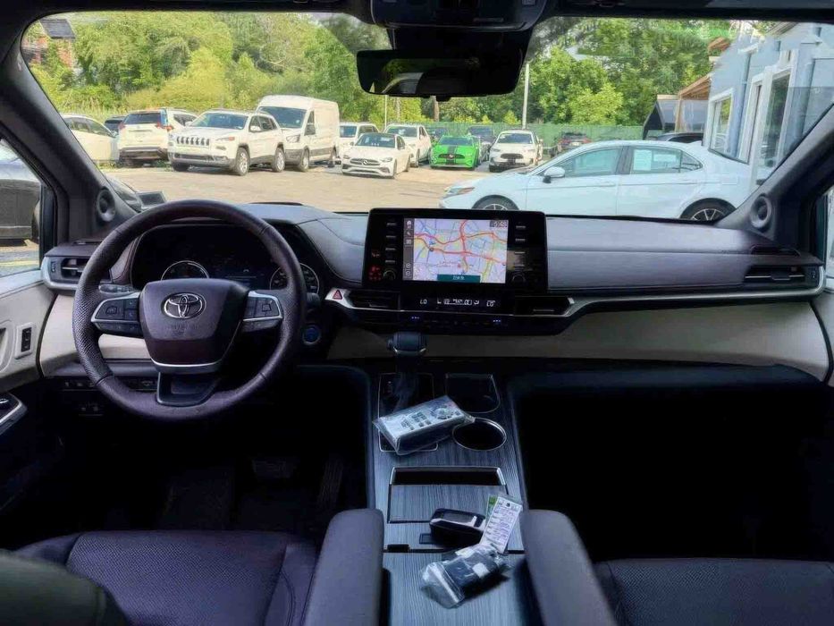 Toyota Sienna Platinum 7-Passenger      2023
