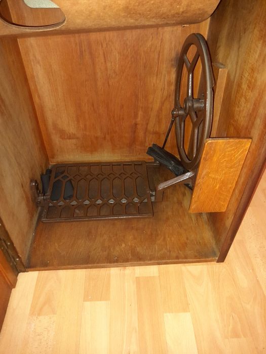 Maszyna do szycia Westa w szafce – retro, sprawna