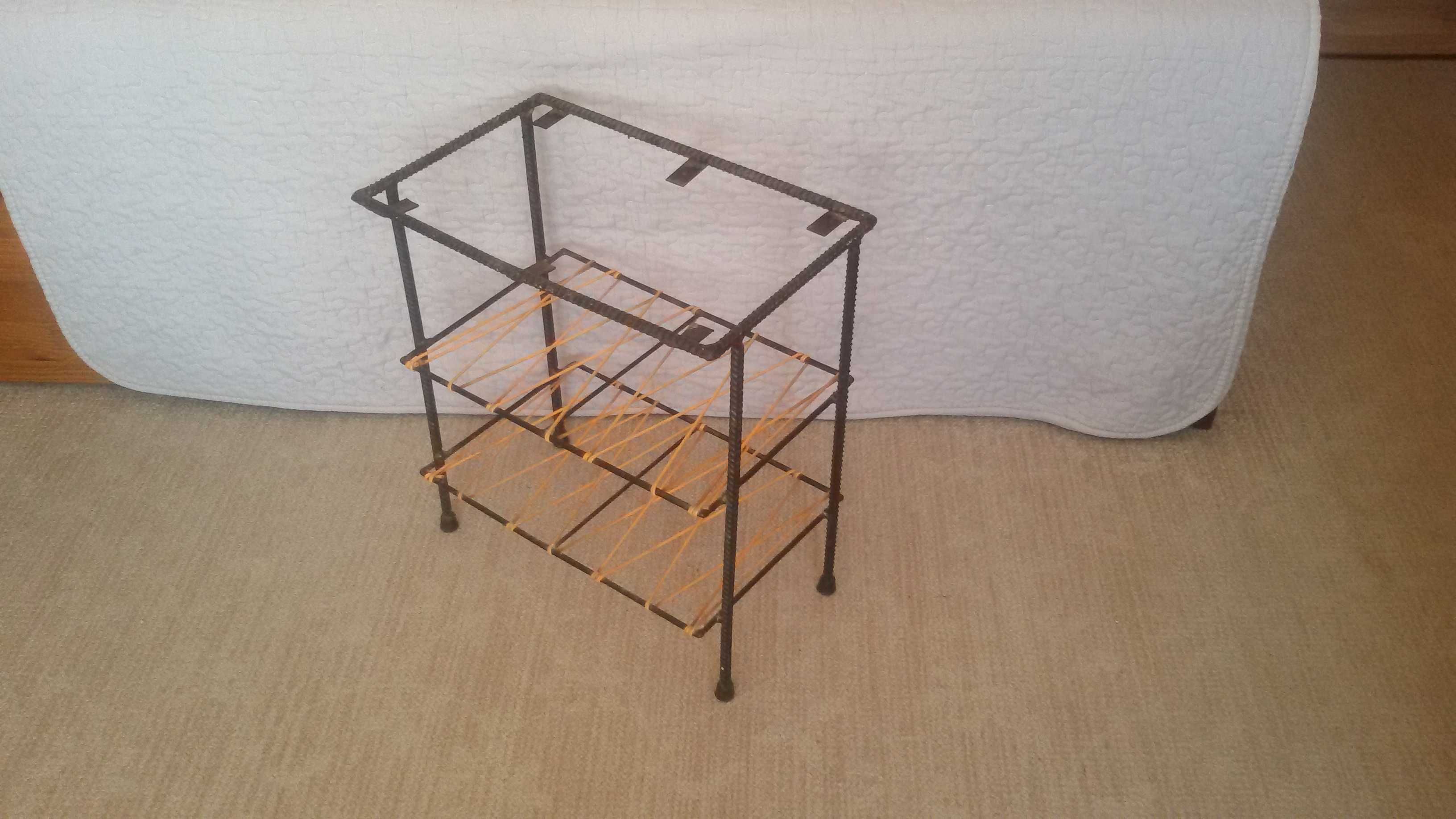 Stolik metalowy z żyłką, metaloplastyka z PRL, Pólka metalowa stojąca,