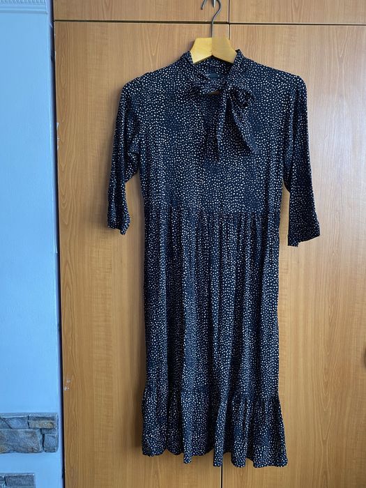 Сукня з бантом на шиї