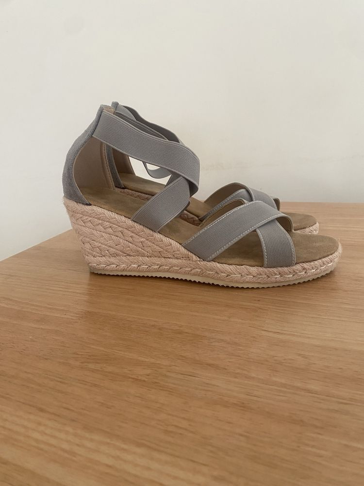 Sandalias de cunha cinzentas