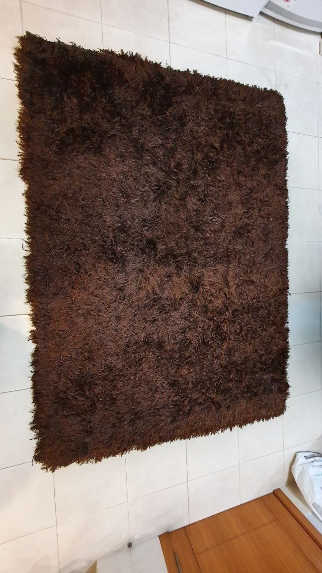 Carpete castanha de pêlo longo.