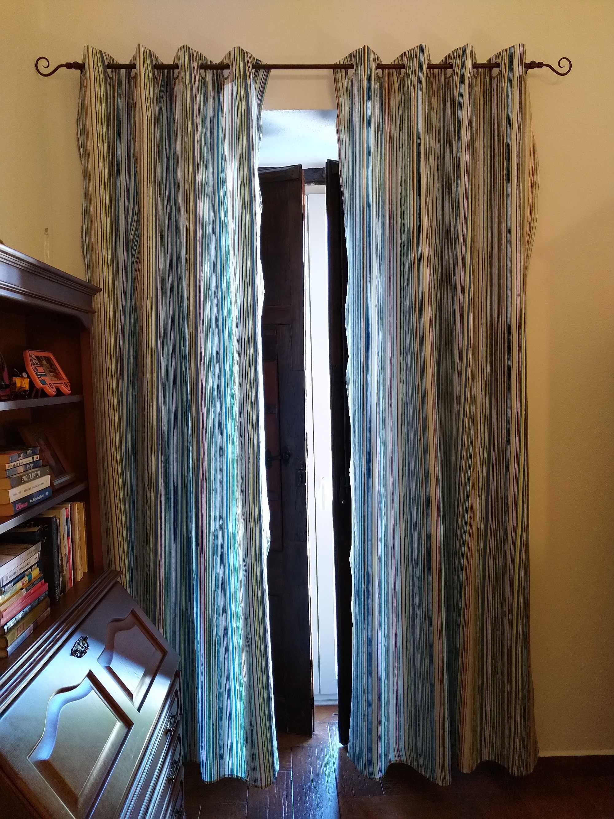 Conjunto de Cortinados às Riscas Coloridas
