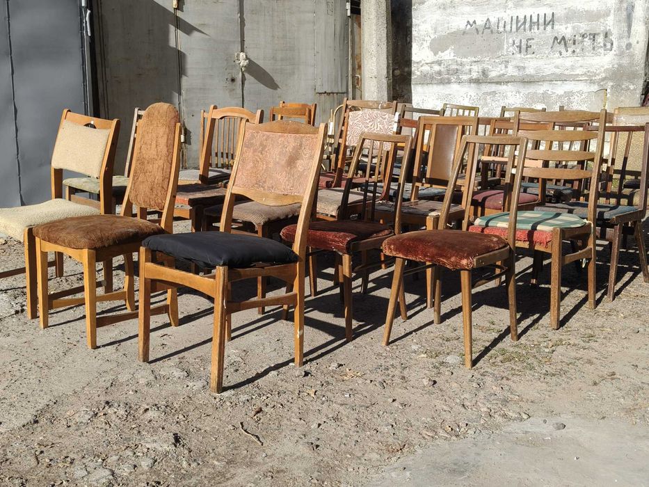 Старые простые стулья на деревянном каркасе