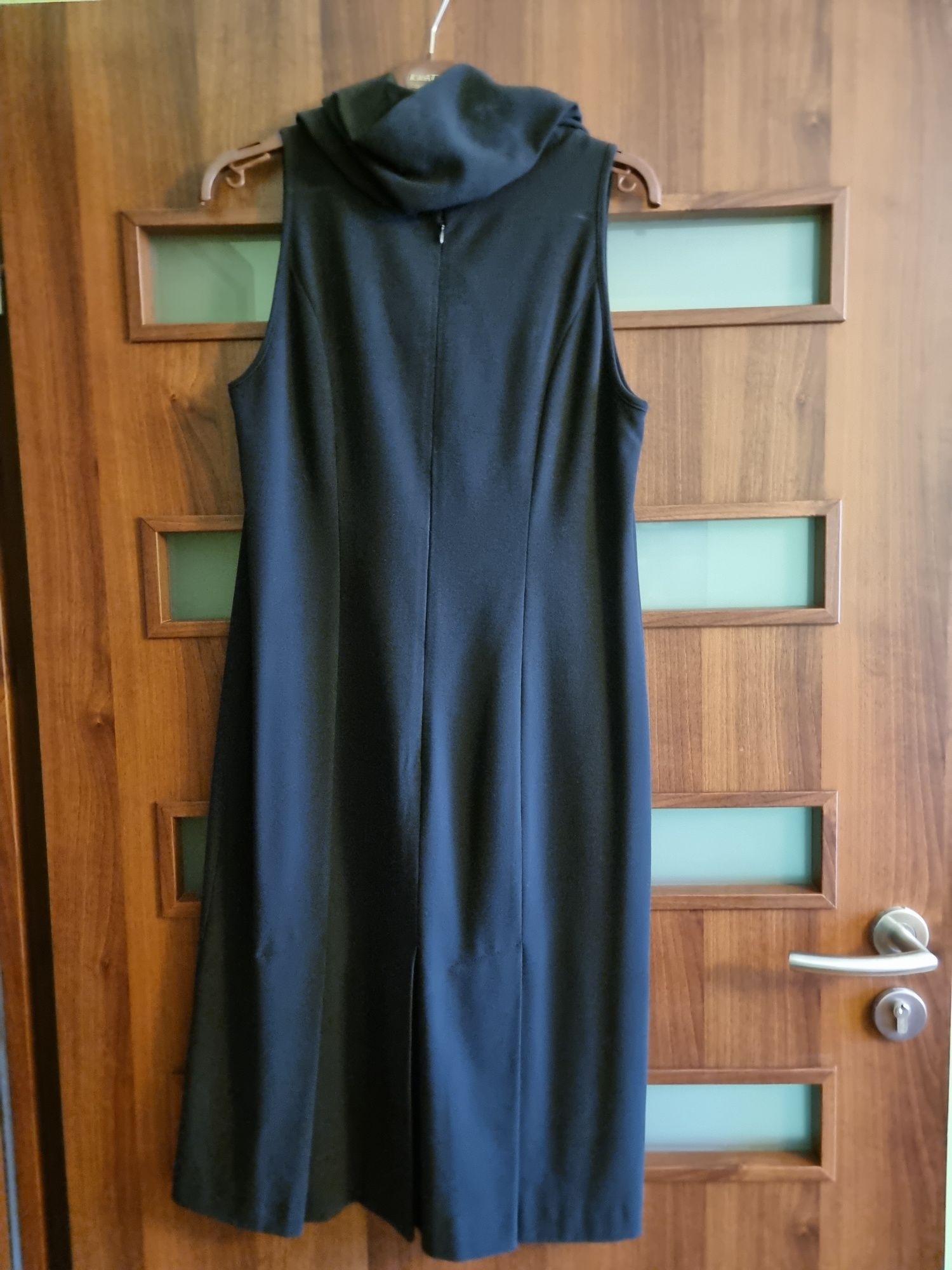 Czarna sukienka 42
