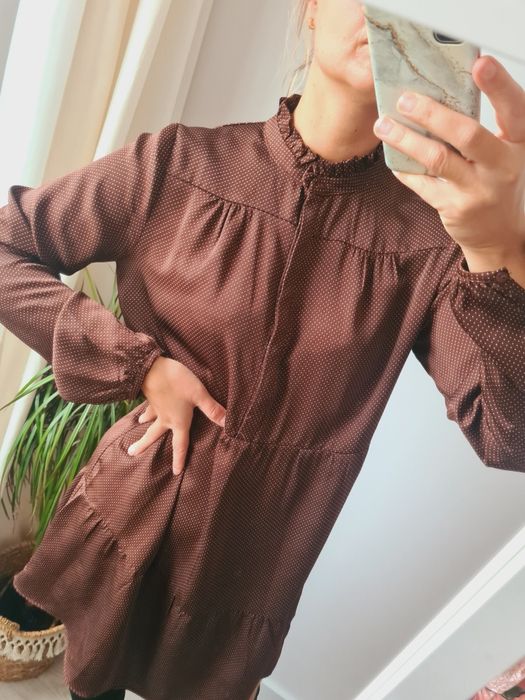 Brązowa satynowa sukienka w kropki