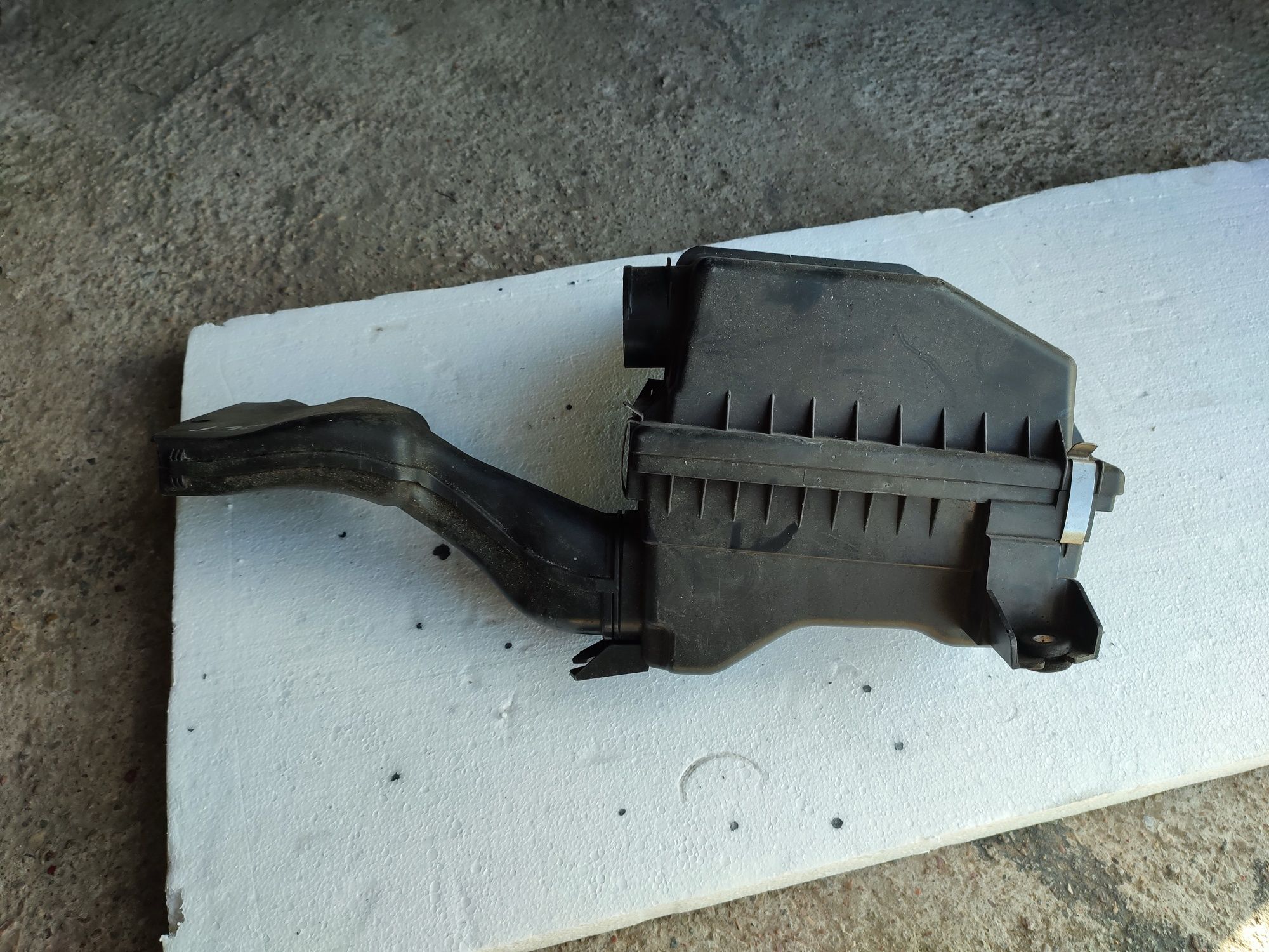 Obudowa filtra powietrza Mitsubishi Colt cz3 c30  benzyna