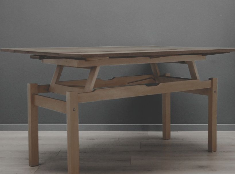 Stary rozkładany stół drewniany.