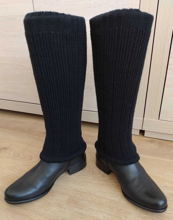 Nowe ocieplacze z guzikami na nogi, kolor Czarny.