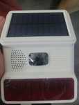 Alarme com luz intermitente vermelha com painel solar