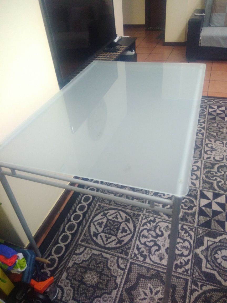 Mesa Ikea com tampo de vidro temperado