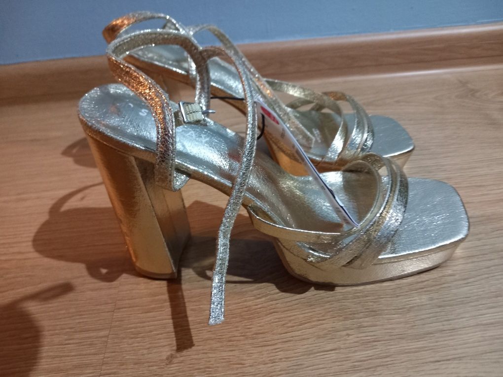 Nowe buty z metką na obcasie rozmiar 40