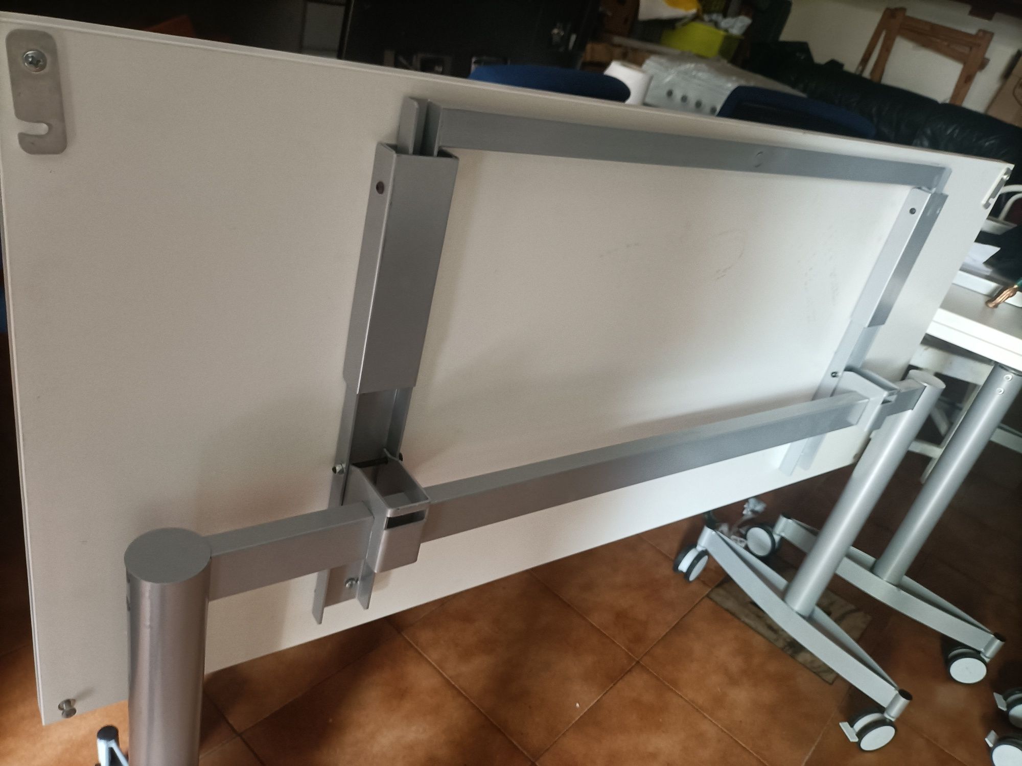 Mesa articulada com rodas
