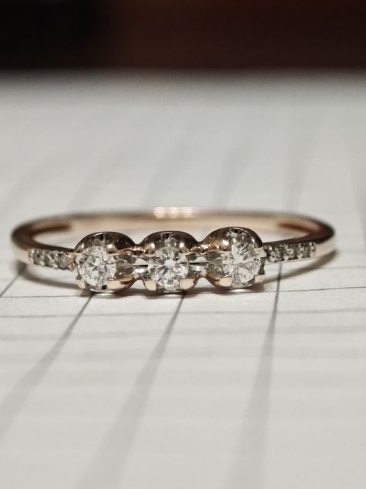 Золота каблучка з діамантами, 585 проба.