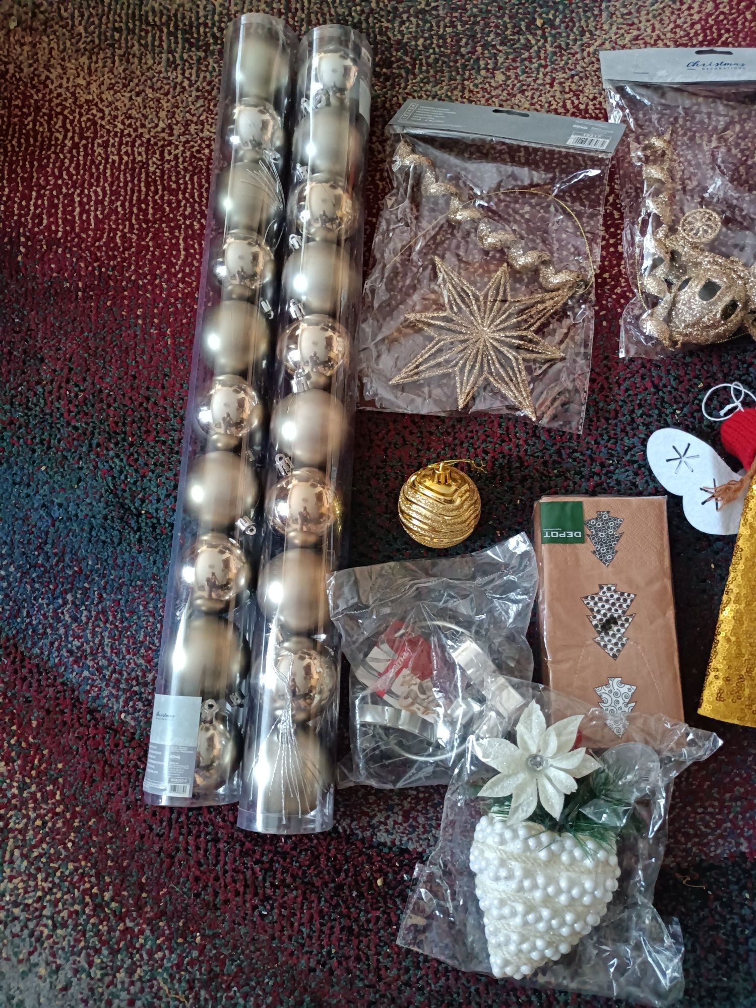 Nowe bombki świąteczne, serwetki i ozdoby