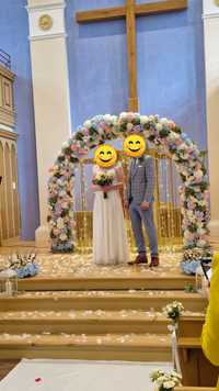 Łuk ślubny i kwiaty na wesele