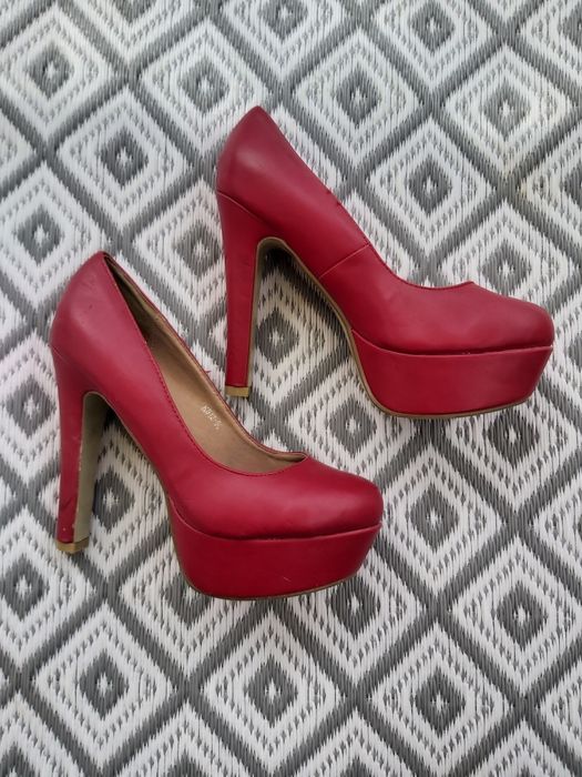 Czerwone czółenka matowe eleganckie na obcasie i koturnie 40