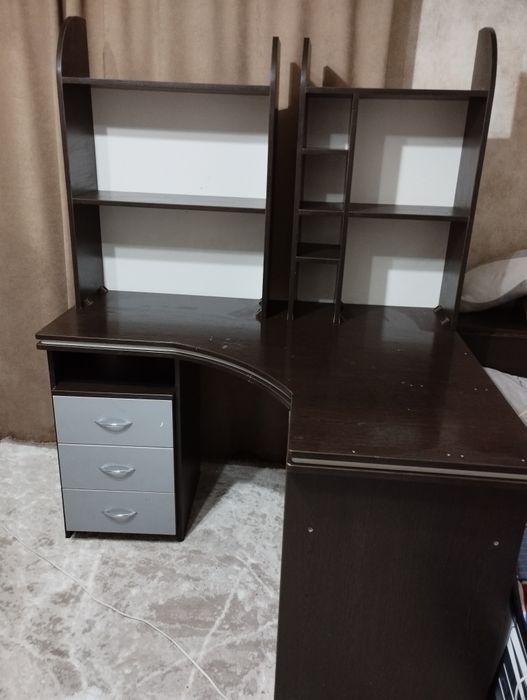 Комп'ютерний стіл