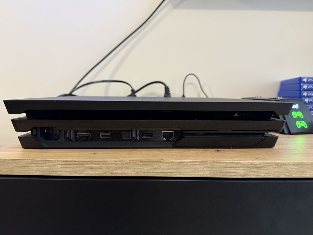 Playstation 4 PRO 1TB | 2 Pady+ 7 Gier + Stacja Ład.