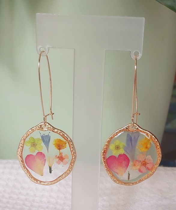 Brincos de metal com folhas secas