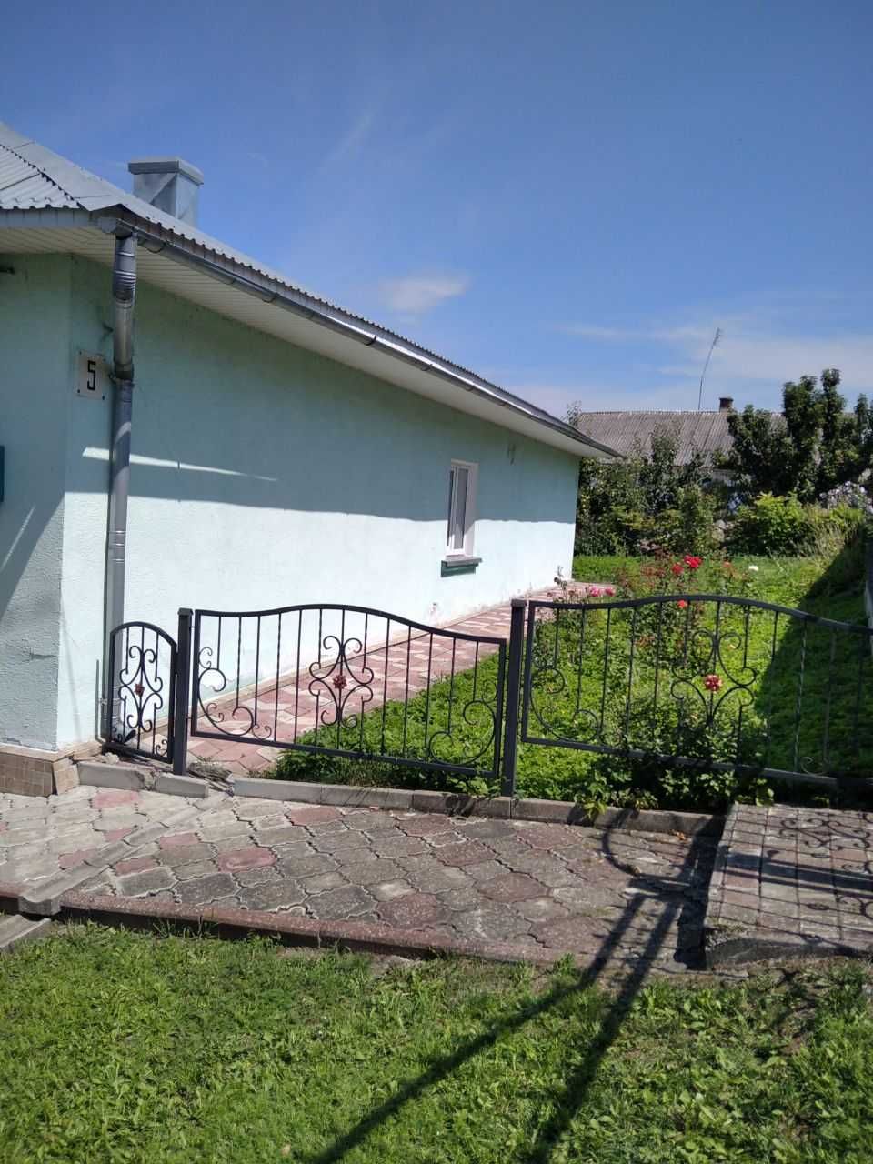 Будинок з великим подвірʼям та городом м. Зборів, Тернопільська обл.