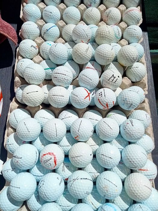 100 bolas Titleist Prov 1 ou Callaway Chrome Soft
