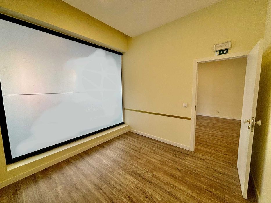 Escritório / Loja para arrendamento na Rua Professor Joaquim Bastos