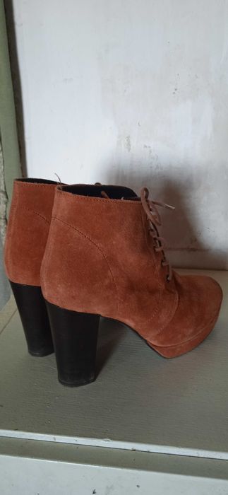 Как новые 100% натуральные ( замш и внутри кожа) ботиночкир. 38