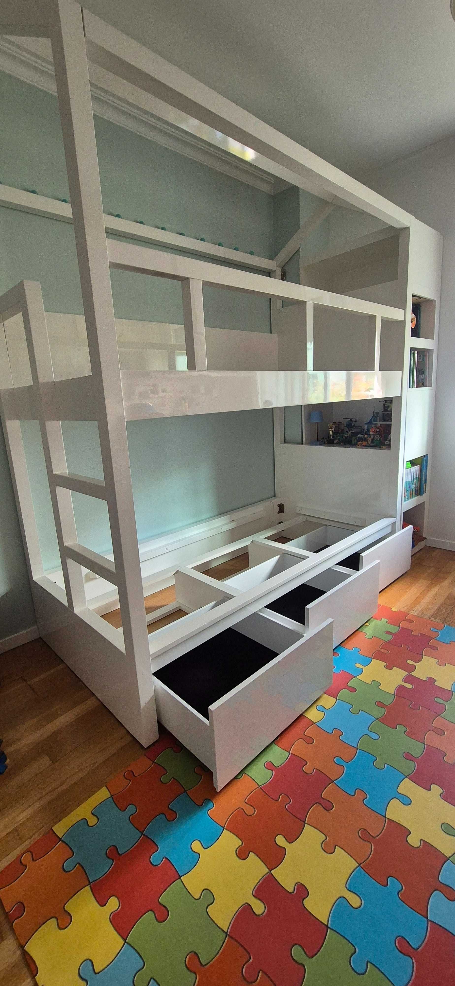 Beliche da Interdesign branco lacado com 3 gavetões de arrumação