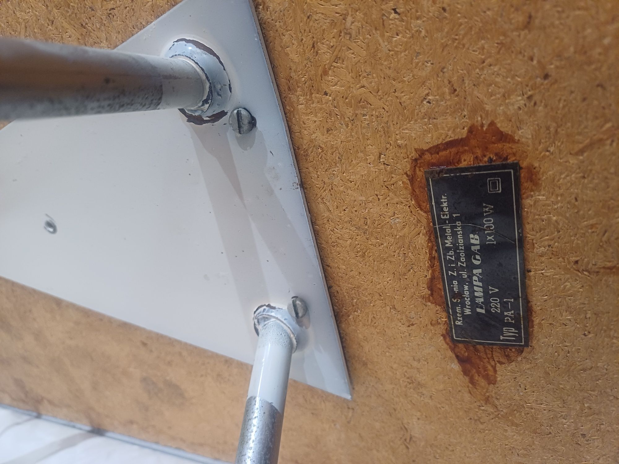Lampa że stolikiem gazetnik PRL