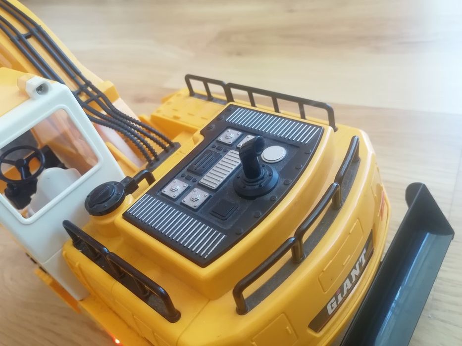 Экскаватор на пульте управления звук свет дым