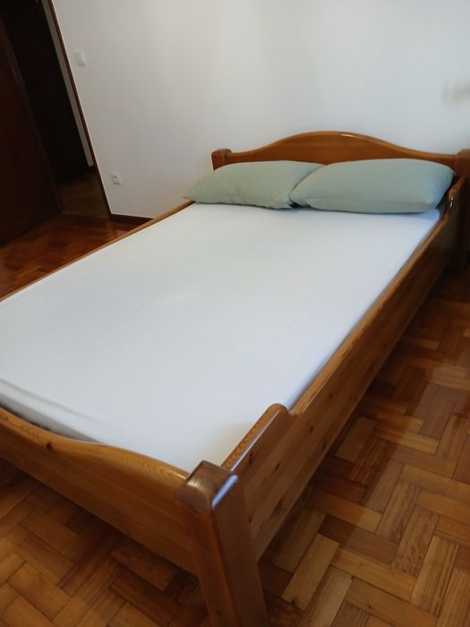 Cama de casal em madeira 140cm X 200cm