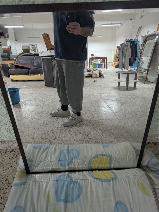 Espelho com estrutura de madeira