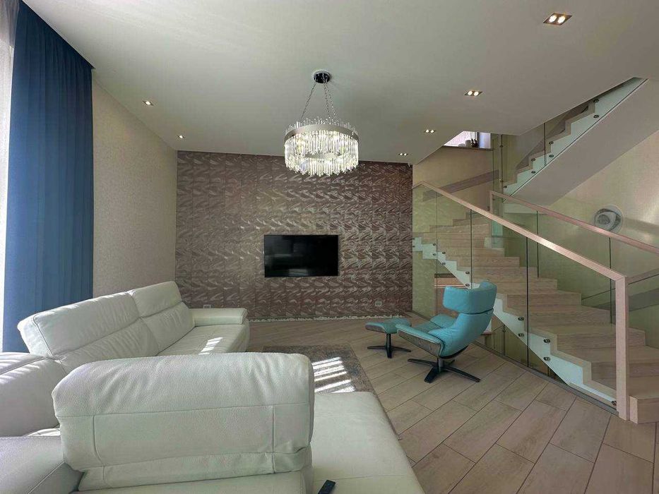 Надёжный дом в Совиньоне с подвалом-укрытием и бассейном. 7,2 сотки.