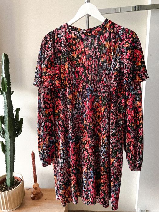 Zwiewna sukienka w kwiaty z falbanką