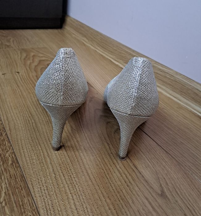 Женские нарядные блестящие туфли на каблуке