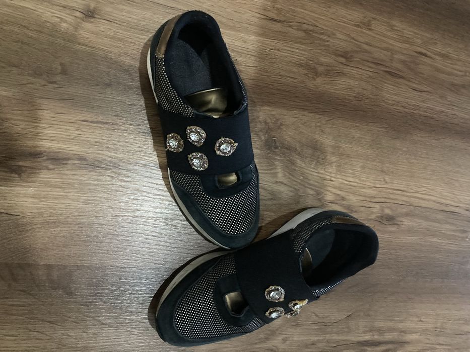 Sapatilhas pretas com brilhantes