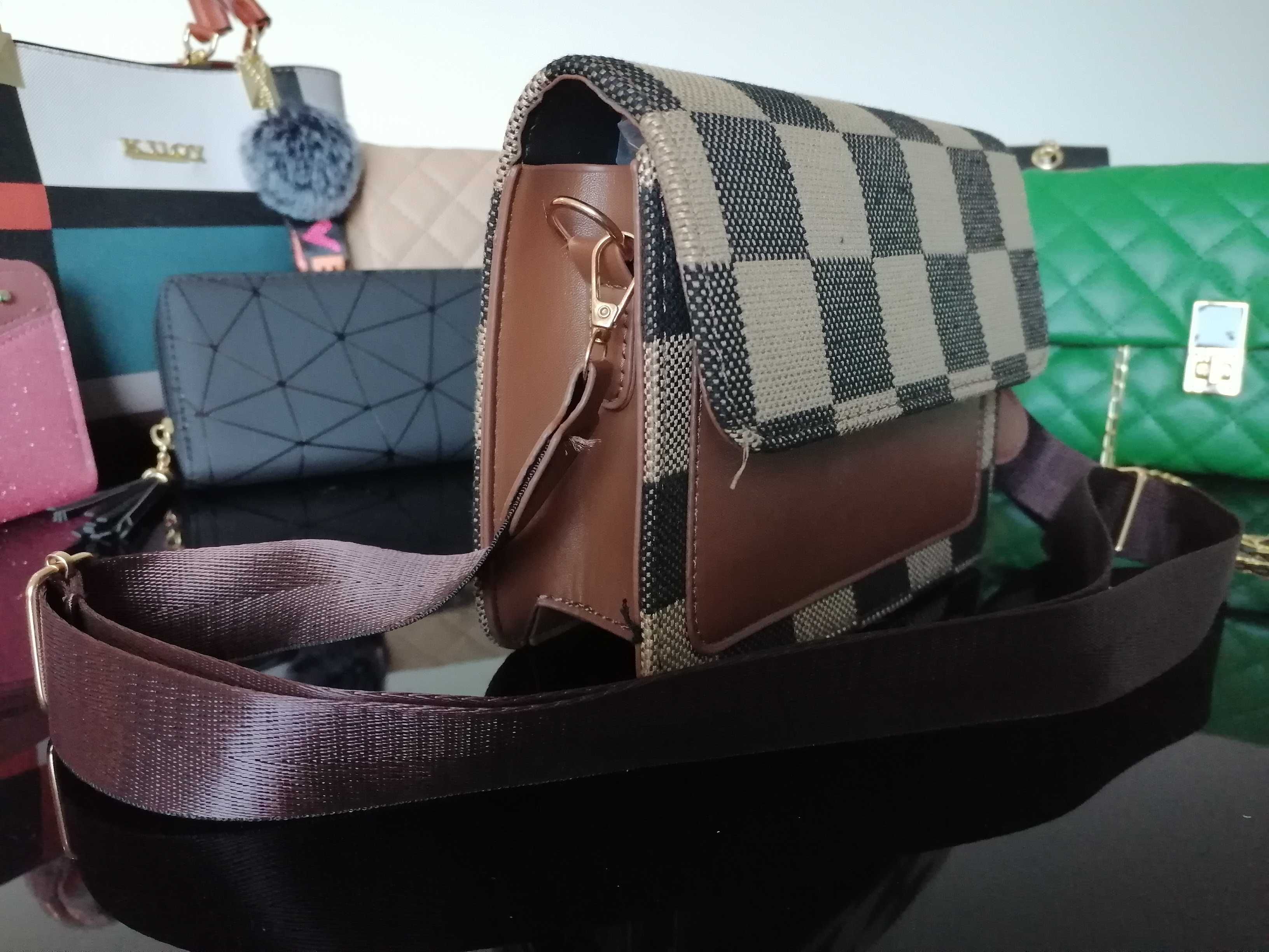 mala cross body xadrez em tons castanhos