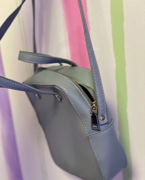 Блакитна сумка з ремінцем