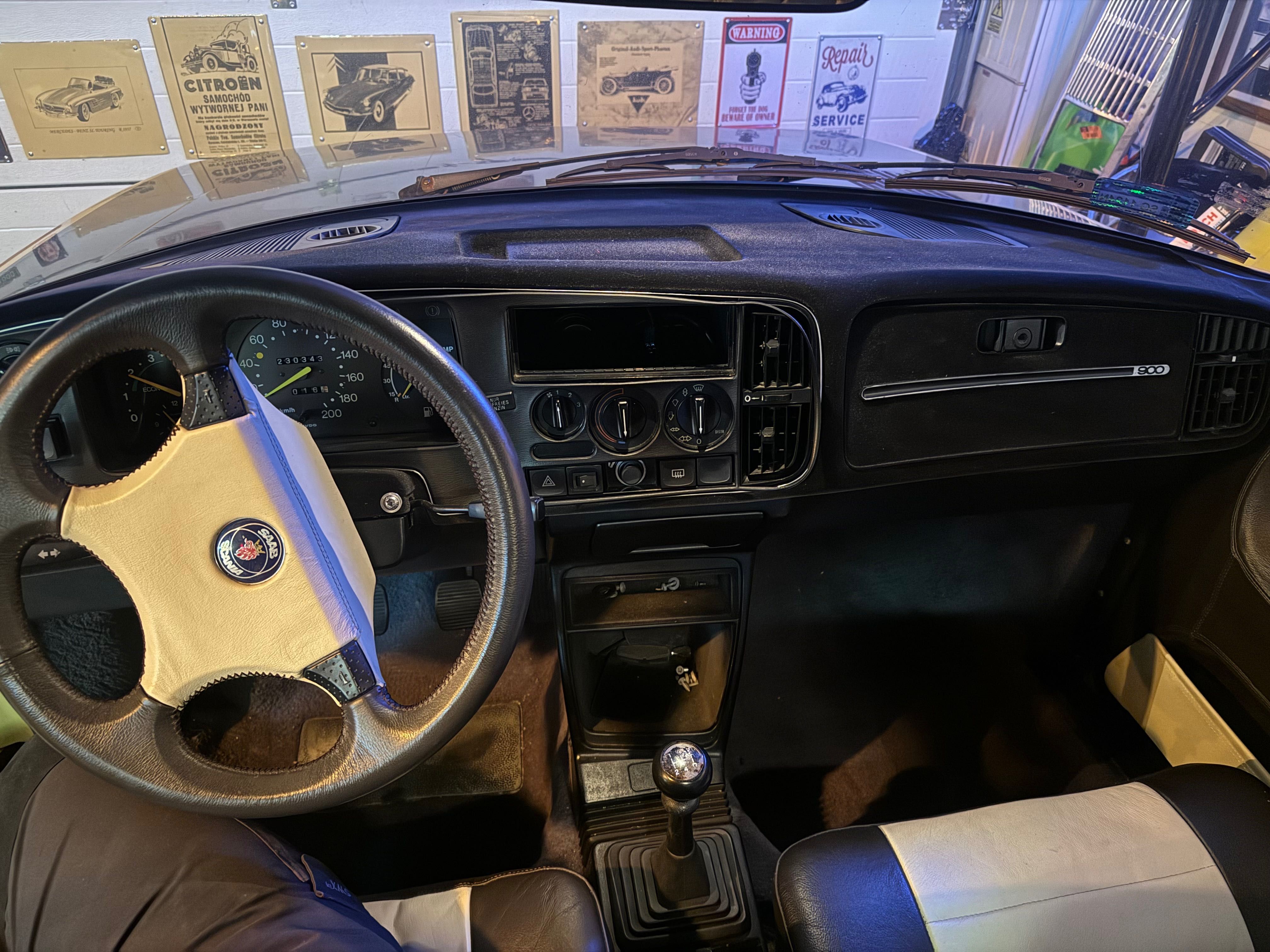 Saab 900i , zamiana, 230.000 . Zamienię Bus blaszak , Navara , pick-up
