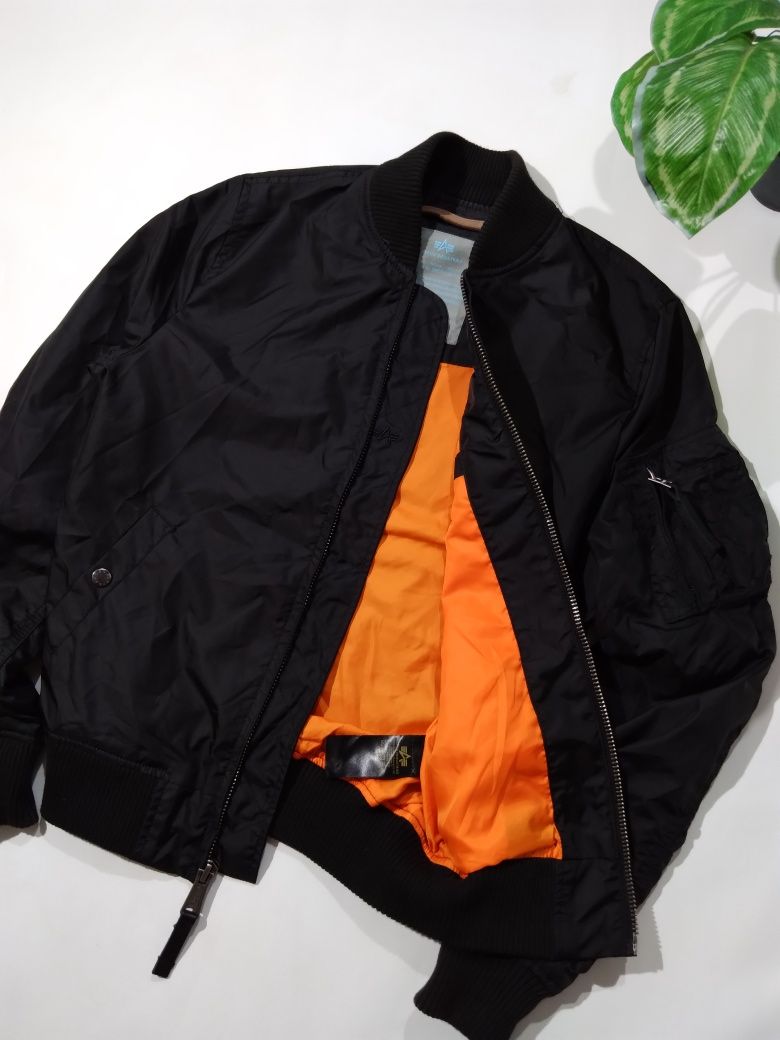 Бомбер від Alpha industries (Розмір S)