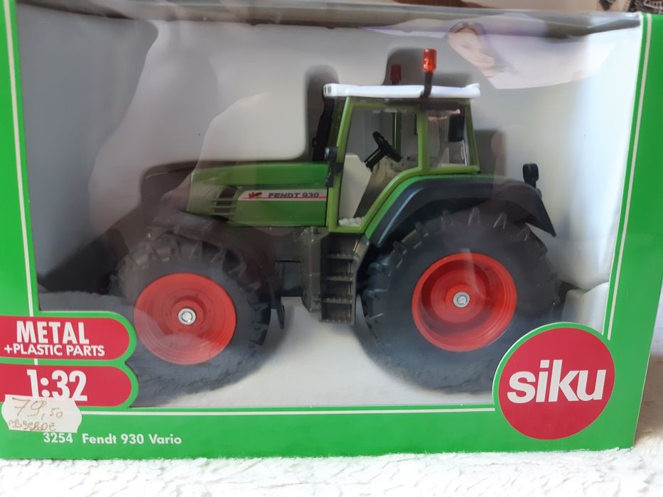 Siku Fendt 930 model w skali 1:32.